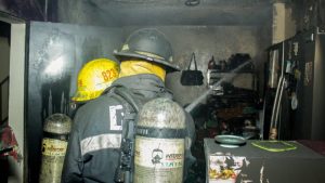 Incendio deja una persona lesionada y daños en una vivienda de San Salvador