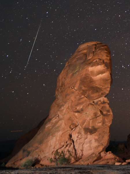 Un meteorito Gemínida se desliza a la izquierda de uno de los picos de la formación rocosa Seven Sisters a principios del 14 de diciembre de 2018 en el Parque Estatal Valley of Fire en Nevada. Foto: archivo/AFP