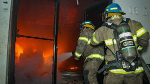 Incendio destruyó bodega de suministros de la Policía y de productos textiles en Ilopango