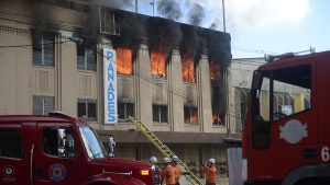 VIDEO: Reportan incendio de gran magnitud en el centro histórico de San Salvador