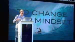 Jóvenes del programa ¡Supérate! reciben motivación de campeón mundial del surf