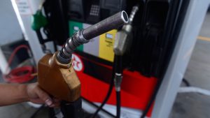 Gobierno confirma que desde enero ya no fijará precios de combustibles