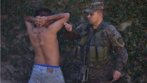 El 81.8% de los salvadoreños aprueba el régimen de excepción, según encuesta UCA