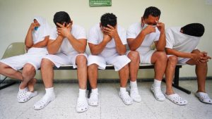 Cinco policías seguirán detenidos acusados de robar $18,000 en billar de San Salvador