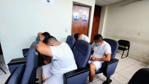 Piden prisión para 14 policías acusados del robo de más de $100,000 en negocios de Santa Ana, La Libertad y Sonsonate