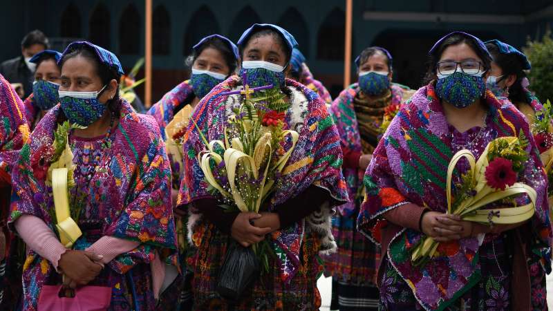 En esta foto de archivo tomada el 10 de abril de 2022, mujeres indígenas guatemaltecas asisten a una misa de Domingo de Ramos en San Pedro Sacatepéquez, 25 km al oeste de la ciudad de Guatemala. Foto: Johan ORDÓNEZ / AFP