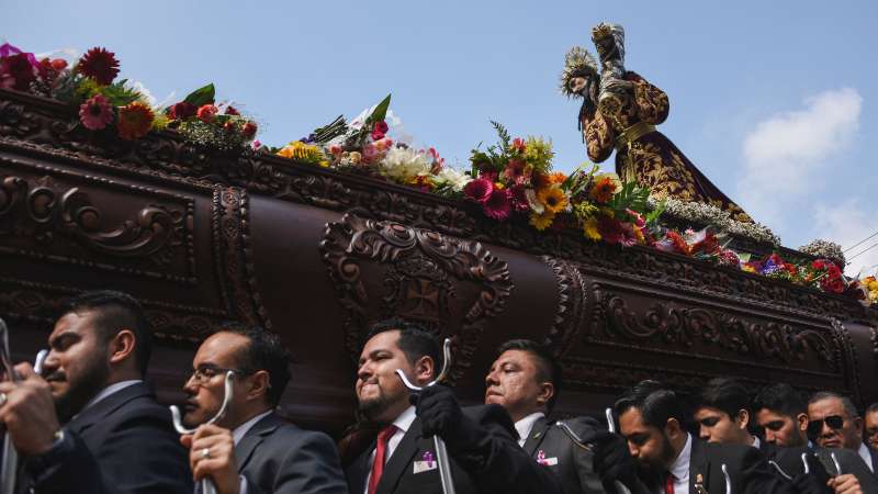 En esta foto de archivo tomada el 16 de abril de 2019, fieles católicos cargan una imagen de Jesucristo durante la procesión de Jesús de Nazaret Merced durante la Semana Santa en la Ciudad de Guatemala. Foto: Johan ORDÓNEZ / AFP
