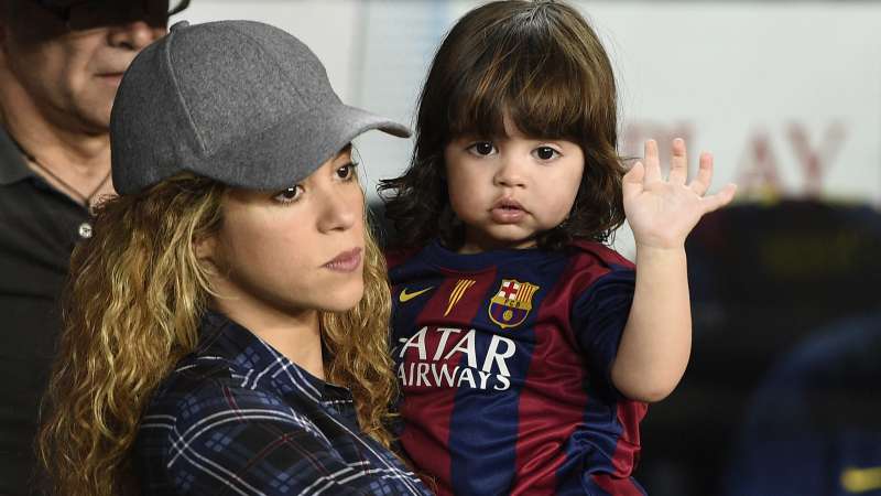 A la cantante Shakira siempre se le ha visto muy cerca de sus hijos. Acá con su primogénito Milan, en imagen de archivo en Barcelona, el 18 de octubre de 2014. Foto/AFP