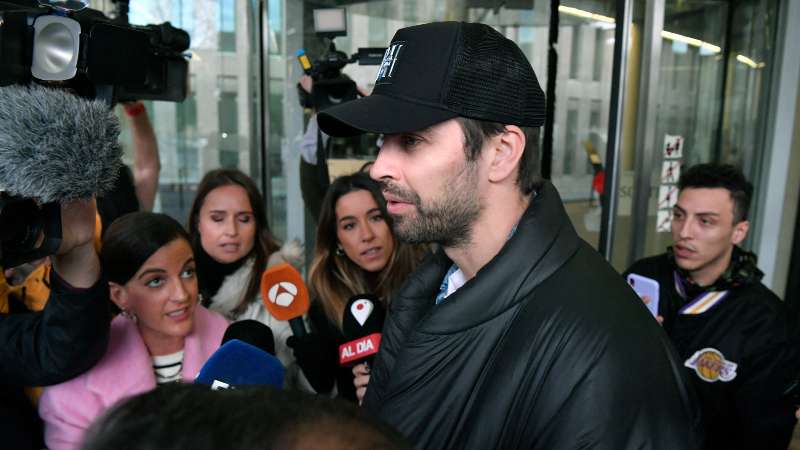 El futbolista español (C) sale de la cancha en Barcelona el 1 de diciembre de 2022, luego de haber asistido a la ratificación de la demanda de separación con su ex esposa, la cantante colombiana Shakira (no en la foto) y el acuerdo sobre la custodia de sus hijos. Foto/AFP