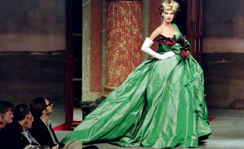 Foto de archivo tomada el 16 de octubre de 1995, en la que la modelo canadiense Linda Evangelista muestra un vestido voluptuoso en el Grand Hotel de París como parte de la colección prêt-à-porter Primavera/Verano 1996 de Vivienne Westwood. Foto / AFP