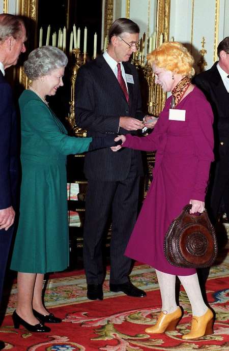La reina británica Isabel II (izquierda) se encuentra con la célebre diseñadora británica Vivienne Westwood en una recepción de premios a los logros en exportación, tecnología y medio ambiente en el Palacio de Buckingham en Londres. Foto / AFP