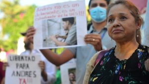 "Me acaban de hablar de la Policía que está libre", dice madre de estudiante UES detenido en cerco militar de Soyapango
