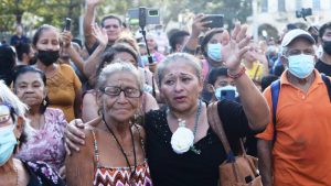 "La vamos a extrañar": Dan ultimo adiós a doña Cata, la bailarina del parque Libertad
