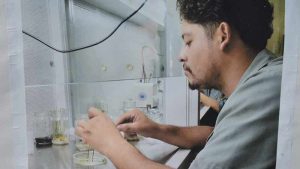 "Estaba en un parcial cuando lo detuvieron". Estudiante de la UES arrestado en cerco militar en Soyapango