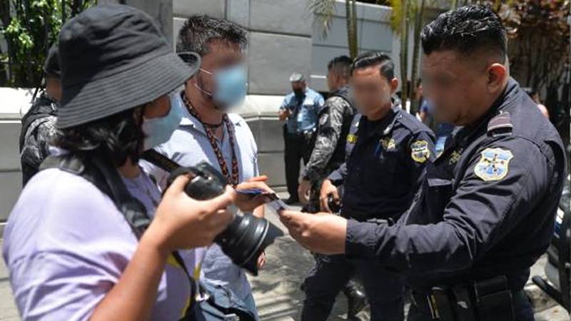 Coacción a periodistas de El Diario de Hoy por parte de agenets policales