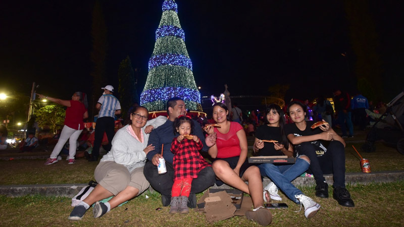 arbol-de-navidad-Salvador-del-mundo-de-noche-familias 109