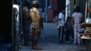 Patrullajes en pasajes y registros casa por casa marcan operativos en La Granjita y Tutunichapa