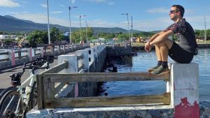 Ciclistas extranjeros embarcan en el muelle de La Unión rumbo a Honduras