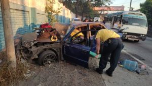 Pareja sobrevive tras quedar atrapada en vehículo que chocó contra escuela en Apopa