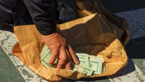 Víctima "compró" sandalias artesanales en $1,500 y fue estafada en Cuscatlán