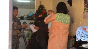 Policías y soldados registran viviendas en Soyapango