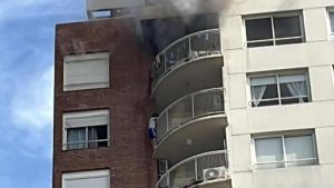 Impactante: Niño se colgó desde el balcón del piso 13 para huir de un incendio en Argentina