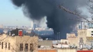 Voraz incendio consumió almacén de evidencias policiales en Nueva York
