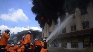 FOTOGRAFÍAS: incendio destruye edificio en el centro histórico de San Salvador