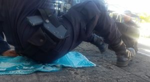 Denuncian que policías duermen en el piso y otras condiciones indignas en cerco a Soyapango