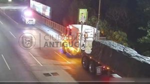 VIDEO: Captan una rastra circulando en sentido contrario en la carretera Panamericana