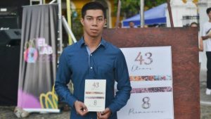 Joven salvadoreño dedica poemario a su madre y hermana