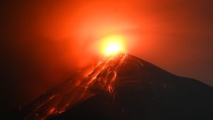 Volcán de Fuego en Guatemala entra en erupción