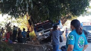 Bus con excursionistas se accidentó en carretera a Metapán