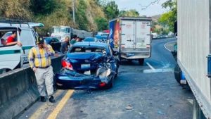 Múltiple accidente deja dos lesionados en carretera de Oro