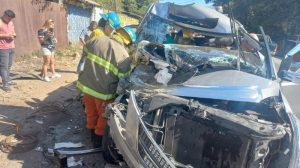 Rescatan a dos personas atrapadas tras accidente de tránsito en Zacatecoluca