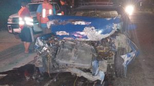 Vehículo saca 100 metros de la vía a microbús tras impactarlo en parte trasera