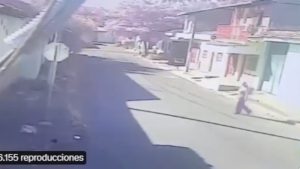 Captan en video a sujeto en bicicleta que ataca a mujeres para asaltarlas en San Miguel