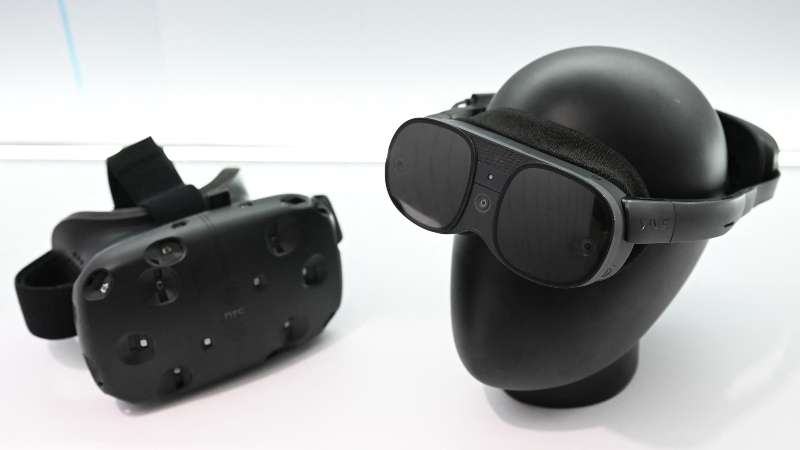 El nuevo auricular HTC Vive XR Elite (R) para realidad virtual (VR) y realidad aumentada (AR). Foto / AFP