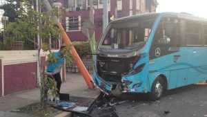 Buseta de la 46-C chocó contra pick up de Salud en calle Arce
