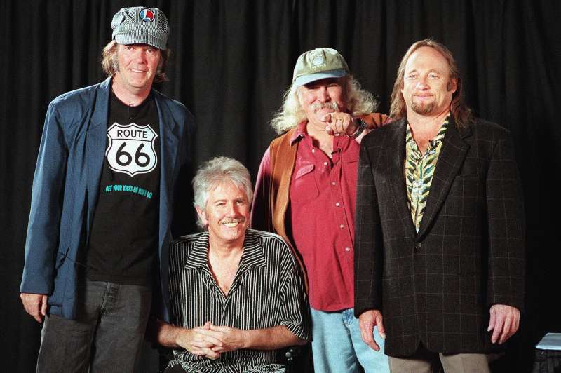 En esta foto de archivo tomada el 11 de octubre de 1999, David Crosby (segundo desde la derecha) señala a un miembro de la audiencia mientras posa para una foto con los antiguos y futuros compañeros de banda Stephen Stills (derecha), Graham Nash (segundo desde la izquierda) y Neil Young. Foto / AFP