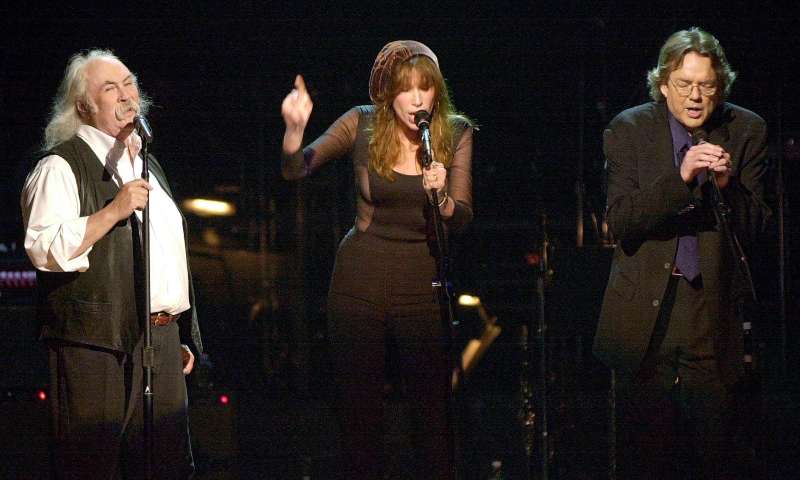 David Crosby, Carly Simon y Jimmy Webb actúan durante el tributo de la serie Master de TNT al ex Beach Boy Brian Wilson en el Radio City Music Hall, en marzo de 2001. Foto / AFP