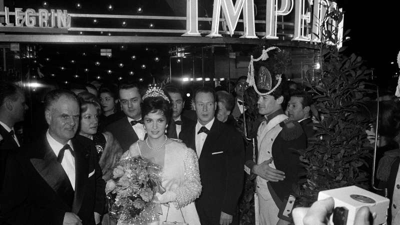 La actriz taliana Gina Lollobrigida se va después de la proyección de la película "Venus Imperiale" dirigida por Jean Delannoy (L) en París el 3 de abril de 1963. Foto / AFP