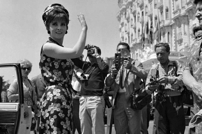 En esta imagen de archivo tomada el 13 de mayo de 1965, la actriz italiana Gina Lollobrigida saluda a la multitud durante el 18º Festival de Cine de Cannes, Francia. Foto: / AFP
