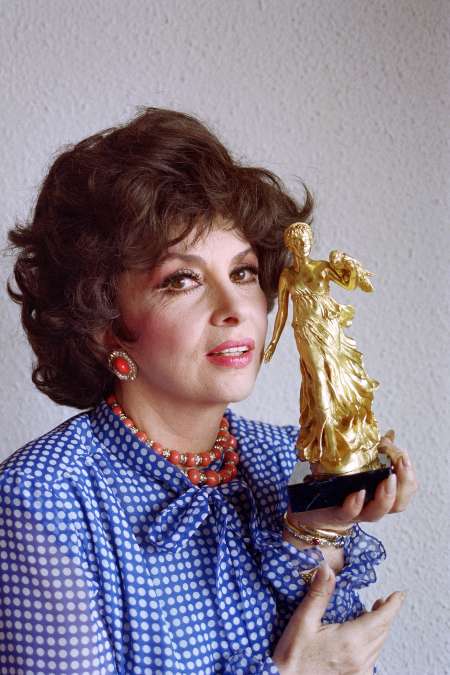 En esta foto de archivo tomada el 28 de septiembre de 1991, la actriz italiana Gina Lollobrigida posa con la escultura "Artemisa" duplicada por Gianmaria Buccellati, que será el trofeo del 8º festival de cine de mujeres de Marsella.