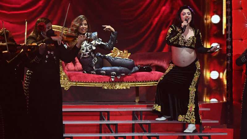 La cantante mexicana actúa con Mon Laferte (d) en la 22ª entrega anual de los premios Grammy Latinos en el MGM Grand Arena de Las Vegas, Nevada, el 18 de noviembre de 2021. Foto: archivo / AFP