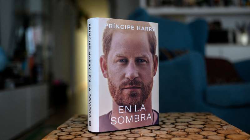 El libro de las memorias de Harry de Inglaterra salió al mercado este 10 de enero. Foto / AFP