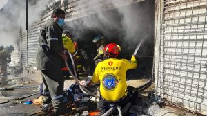 VIDEO: Incendio consume cuatro locales comerciales cerca de Catedral Metropolitana