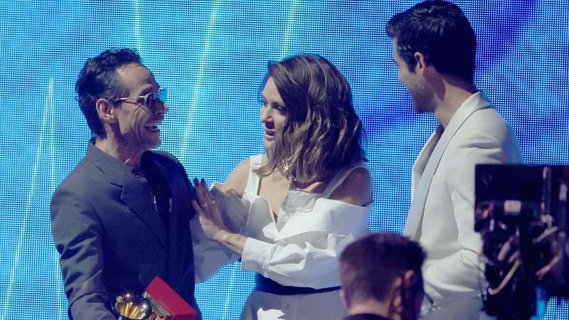 Marc Anthony (i) accepts Best Salsa Album for "Pa'lla I'm going" by Kany García and Miguel Ángel Muñoz, on stage at the 23rd Annual Latin GRAMMY Awards in November 2022. Photo: archive / AFP