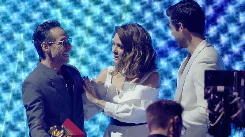 Marc Anthony (i) acepta Mejor Álbum de Salsa por "Pa'lla Voy" de Kany García y Miguel Ángel Muñoz, en el escenario de la 23a entrega Anual del Latin GRAMMY en noviembre de 2022. Foto: archivo / AFP