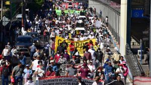 Organizaciones marchan en conmemoración de los Acuerdos de Paz y contra políticas del Gobierno